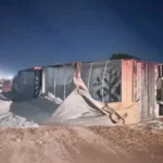 Carreta tomba em obra na BR-163 e motorista de 65 anos fica ferido