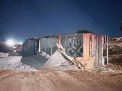 Carreta tomba em obra na BR-163 e motorista de 65 anos fica ferido