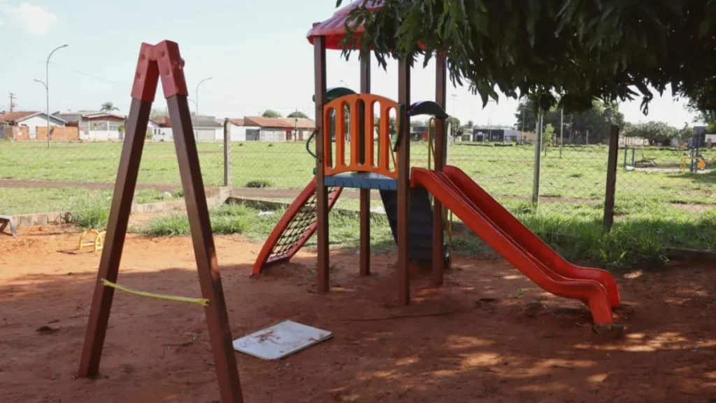 Praça sem placa e abandonada: homenagem a menino morto vira esquecimento
