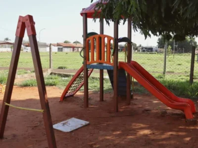 Praça sem placa e abandonada: homenagem a menino morto vira esquecimento