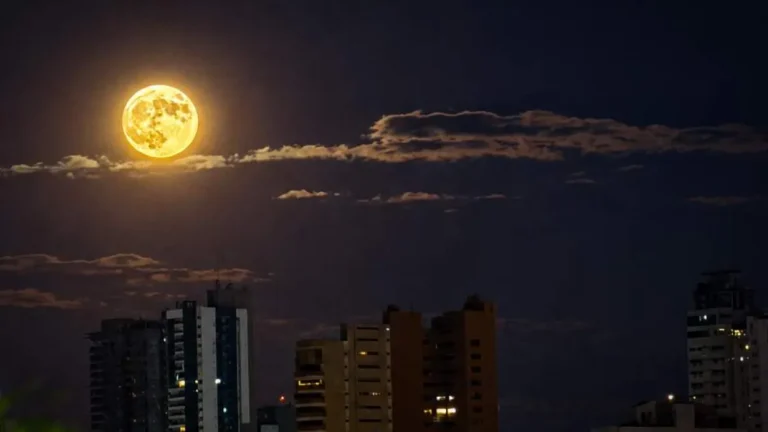 Lua dos Veados alaranjada encanta céu de MS