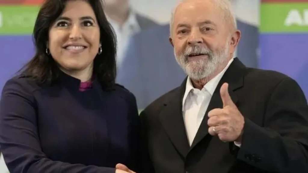 Lula é multado em R$ 15 mil por pedir votos para Simone Tebet