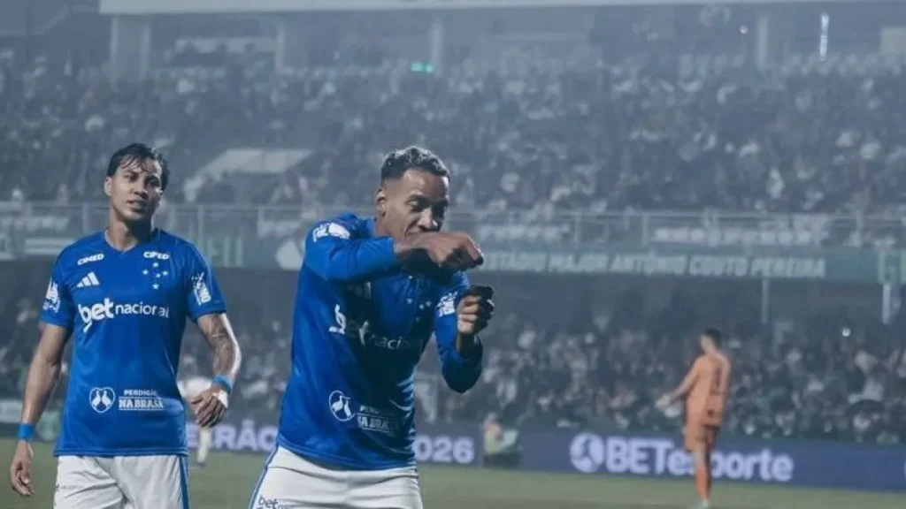 Cruzeiro vence Coritiba e assume 7ª colocação no Brasileirão