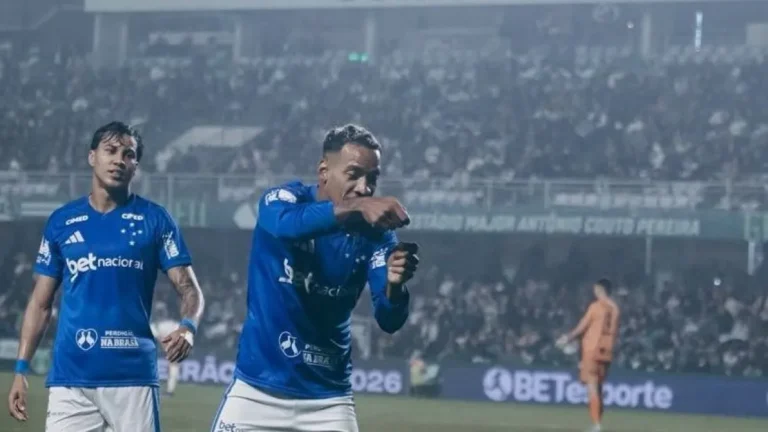 Cruzeiro vence Coritiba e assume 7ª colocação no Brasileirão