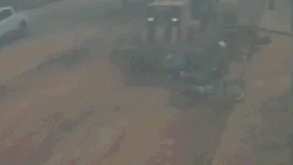 Motociclista cai e é atropelado por máquina em obra