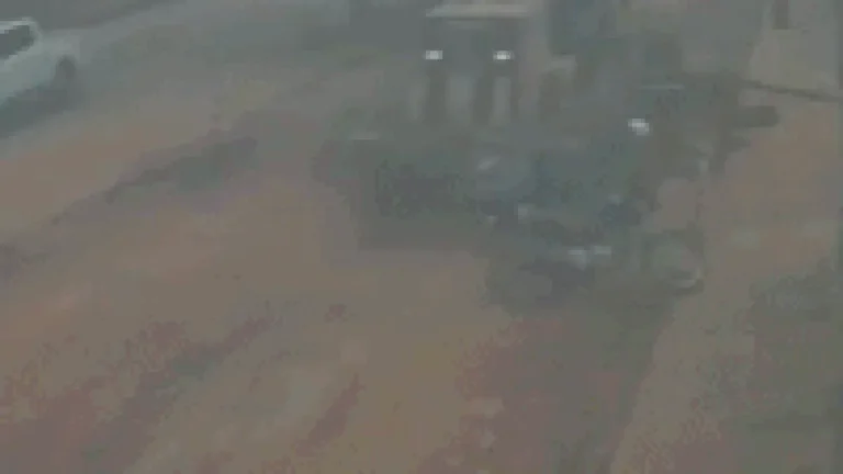 Motociclista cai e é atropelado por máquina em obra