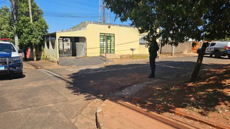 Dupla executa homem escondido na cozinha após cercar casa em Costa Rica
