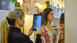 Clínica Hollywood celebra 12 anos com consulta estética solidária