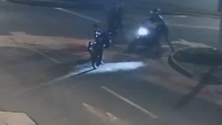 Jovem tem moto furtada por dupla que o cercou em rua das Moreninhas
