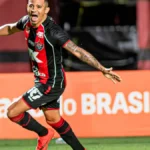 Vitória goleia Athletico-PR, vira jogo e avança na Copa do Brasil