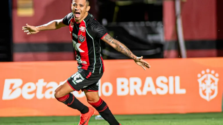 Vitória goleia Athletico-PR, vira jogo e avança na Copa do Brasil