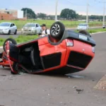 Acidente entre Uno e Gol deixa carros danificados na Vila Sobrinho