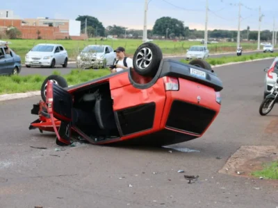 Acidente entre Uno e Gol deixa carros danificados na Vila Sobrinho