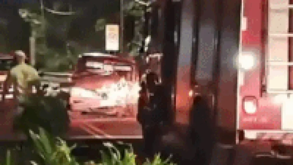 Acidente com F-1000 tomba caminhão e trava trânsito na Av. Heráclito