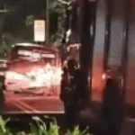 Acidente com F-1000 tomba caminhão e trava trânsito na Av. Heráclito