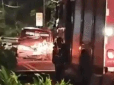 Acidente com F-1000 tomba caminhão e trava trânsito na Av. Heráclito