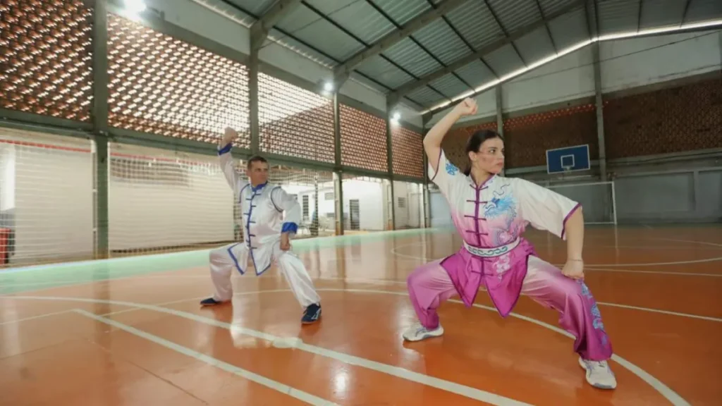 Pais e filhas fortalecem laços com kung-fu em família