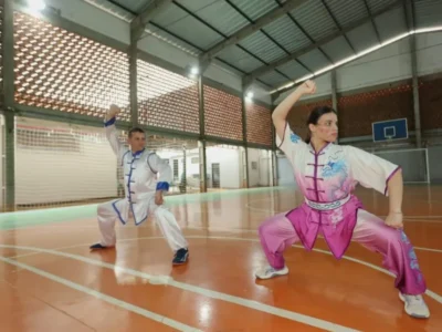 Pais e filhas fortalecem laços com kung-fu em família
