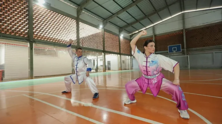 Pais e filhas fortalecem laços com kung-fu em família