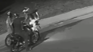 Dupla armada rouba moto e capacete de entregador em Campo Grande