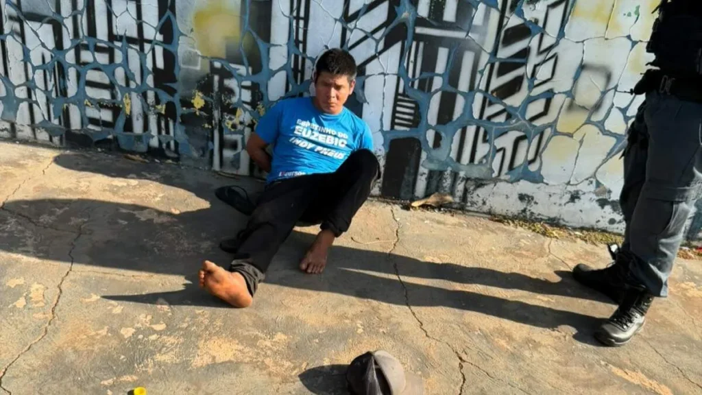 Homem é preso após esfaquear mulher e tentar golpeá-la no chão