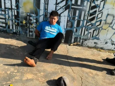 Homem é preso após esfaquear mulher e tentar golpeá-la no chão